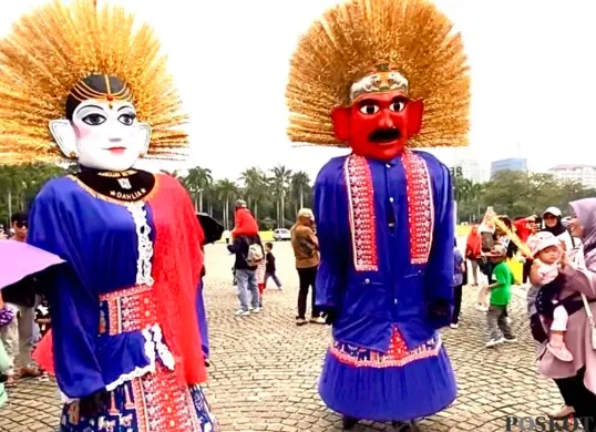 Pertunjukkan Ondel-Ondel khas Betawi turut memeriahkan Festival Lebaran Betawi di Monumen Nasional (Monas). (Sumber: Poskota/Primayanti Juli Kumala Manalu)