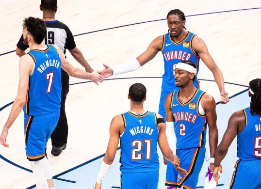 Oklahoma City Thunder jadi tim pertama yang lolos ke semifinal wilayah barat pada babak playoff NBA 2025 usai menyingkirkan Memphis Grizzlies. (Sumber: Instagram @okcthunder)