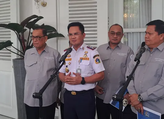 Kepala Dinas Perhubungan DKI Jakarta Syafrin Liputo saat memberikan keterangan di Balai Kota DKI Jakarta, Senin, 28 April 2025. (Sumber: Poskota/M. Tegar Jihad)