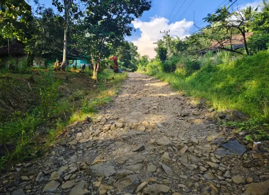 Kondisi jalan di Kecamatan Cibitung, Pandeglang, puluhan tahun dibiarkan rusak. (Sumber: Istimewa)
