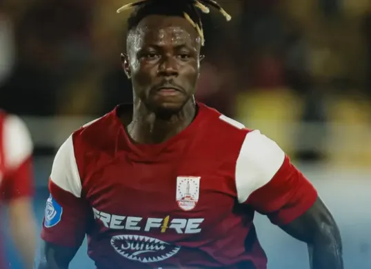 Potret pemain Persis Solo, Moussa Sidibe yang dikabarkan diincar Persib Bandung untuk gantikan Ciro Alves. (Sumber: Instagram/@kandaboll.)