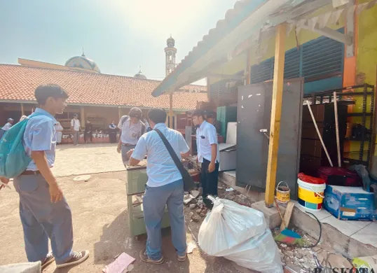 Sejumlah siswa SMK 24 PGRI Jakarta membantu merapihkan barang di lokasi baru setelah digusur dari gedung sekolah lama. (Sumber: Poskota/Prima Juli Manalu)