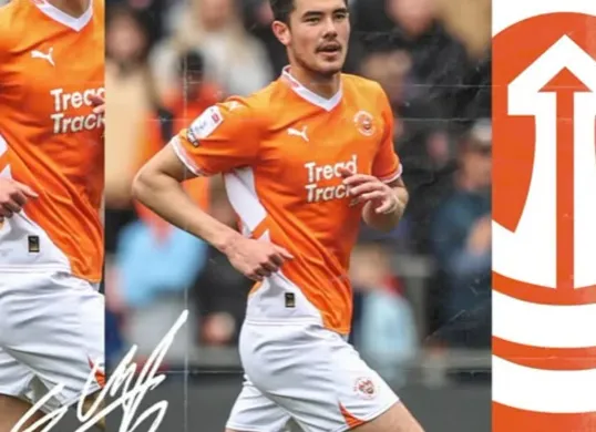 Elkan Baggott mendapat penghargaan dari Blackpool. (Sumber: Instagram/@blackpoolfc)
