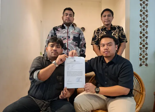 Kharisma Aditya (kiri) bersama Fikri dengan didampingi tim kuasa hukum menunjukan surat laporan resmi polisi dan bukti luka bekas sundutan rokok siksaan dari pelaku, di Jakarta Selatan, Rabu sore, 30 April 2025. (Sumber: Poskota/Angga Pahlevi)