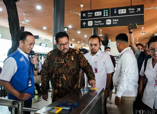 Pemprov DKI Jakarta memberikan kartu transportasi Jakarta gratis ke sejumlah masyarakat. (Sumber:Poskota/Bilal Nugraha Ginanjar)