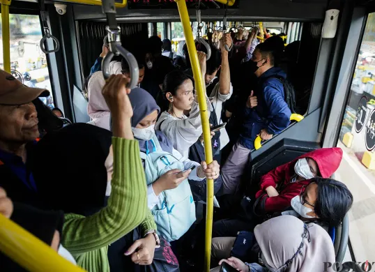 Sejumlah Aparatur Sipil Negara (ASN) Jakarta menaiki transportasi umum Transjakarta dari Halte Balaikota, Jakarta, Rabu, 30 April 2025. (Sumber: Poskota/Bilal Nugraha Ginanjar)