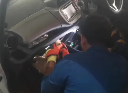 Proses evakuasi Damkar Kota Depok terhadap seekor kucing yang terjebak di dashboard mobil milik warga Depok pada Selasa, 29 April 2025. (Sumber: Instagram/depokfirerescue113)