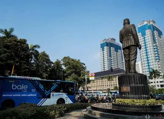 Patung Pahlawan Nasional MH Thamrin berdiri kokoh di Jalan Merdeka Selatan, Jakarta Pusat. (Sumber: Poskota/Bilal Nugraha Ginanjar)