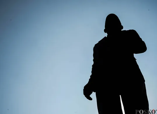 Patung Pahlawan Nasional MH Thamrin berdiri kokoh di Jalan Merdeka Selatan, Jakarta Pusat, Rabu, 30 April 2025. (Sumber: Poskota/Bilal Nugraha Ginanjar)