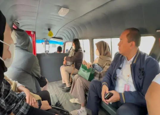 Walikota Jakarta Barat Menggunakan Transportasi Umum Jaklingko Menuju Kantor Walikota Jakarta Barat, Rabu, 30 April 2025. (Sumber: Kominfo Jakarta Barat)