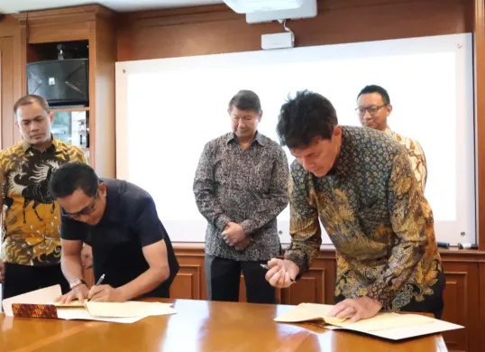 Walikota Balipapan Rhmad Mas'ud MoU dengan Arsari Group mendukunh penyediaan air bersih di Balikpapan, Kalimantan Timur. (Sumber: Dok. Arsari Group)