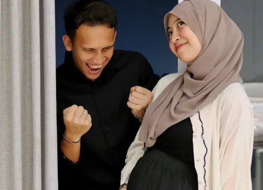 Putri Ustaz Jefri Al Buchori dan Umi Pipik Dian Irawati, Adiba Khanza Az-Zahra, mengumumkan tengah mengandung anak pertamanya dari Egy Maulana Vikri. (Sumber: Instagram/@adiba.knza)