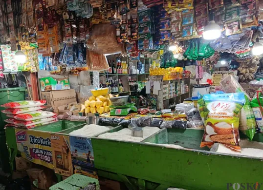 Suasana toko beras di Pasar Babelan Bekasi tampak sepi dan lengang di tengah isu beras oplosan, Jumat, 1 Agustus 2025. (Sumber: Poskota/Nurpini Aulia Rapika)