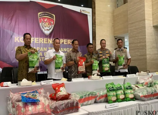 Satgas Pangan Polri menggelar konferensi pers kasus beras yang tidak sesuai standar mutu pada klaim kemasan atau oplosan di Gedung Bareskrim Polri, Jakarta, Kamis, 1 Agustus 2025. (Sumber: Poskota/Ali Mansur)