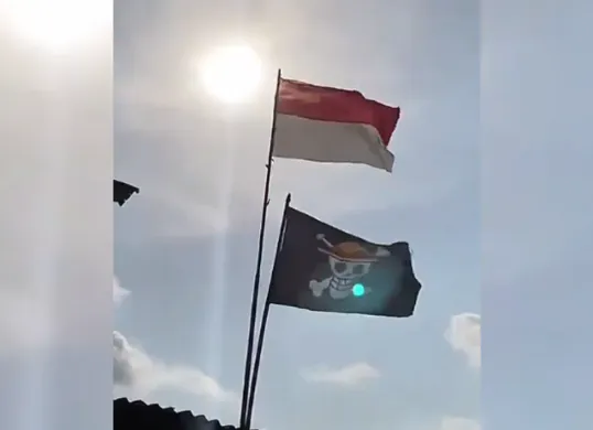 Bolehkah bendera One Piece dipasang berdampingan dengan bendera Merah Putih. Ini jawaban hukum dan makna di balik tren viral. (Sumber: X/@rahmaniarbaftim)