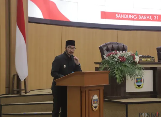 Bupati Bandung Barat,Jeje Ritchie Ismail dalam Rapat Paripurna DPRD di Gedung DPRD KBB, Kecamatan Ngamprah. (Sumber: POSKOTA | Foto: Gatot Poedji Utomo)