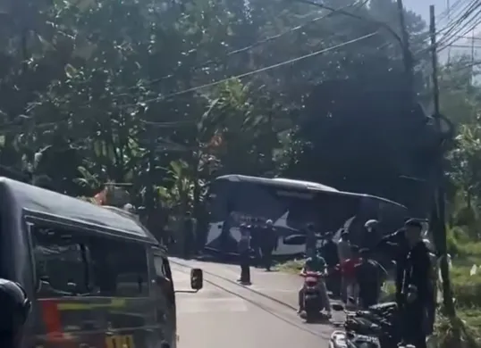 Bus pariwisata asal Tangerang terperosok di parit dekat persawahan, di Cisarua, Puncak Bogor, Jumat, 1 Agustus 2025. (Sumber: Dok. Istimewa)