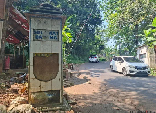 Kondisi Jalan Lereng, Cinere, Kota Depok, yang menanjak dan berkelok serta minim rambu peringatan. Lokasi ini kerap menjadi titik rawan kecelakaan truk bermuatan. (Sumber: POSKOTA | Foto: Angga Pahlevi)