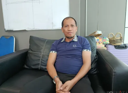 Kepala Seksi Analis Perdagangan Disperindag Kota Bekasi, Eko Wijatmiko, memastikan stok beras di Kota Bekasi dalam batas aman. Pihaknya juga akan melakukan pemantauan terkait beras oplosan di pasaran. (Sumber: POSKOTA | Foto: Nurpini Aulia Rapika)