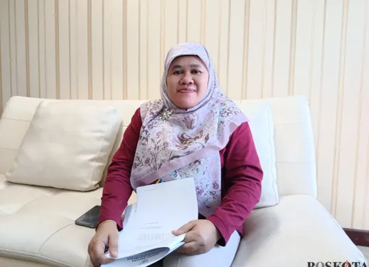 Kepala Bidang Konsumsi dan Keamanan Pangan DKPP Kota Bekasi, Sariyanti, memastikan beras oplosan yang beredar di pasaran masih layak dikonsumsi. (Sumber: POSKOTA | Foto: Nurpini Aulia Rapika)