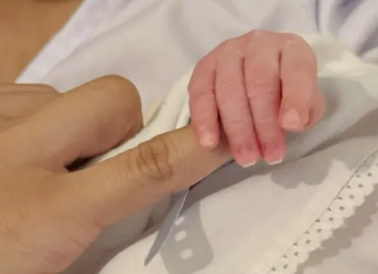 Erika Carlina lahirkan anak pertamanya (Sumber: Instagram @eri.carl)