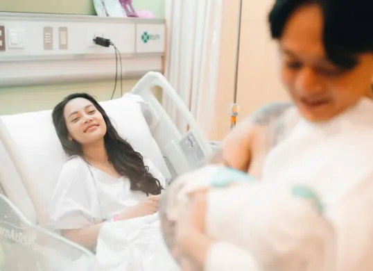 Potret Erika Carlina yang baru saja melahirkan anak pertamanya ditemani sang kekasih, DJ Bravy. (Sumber: Instagram/@bravyson.vconk)