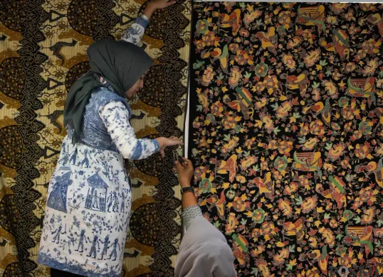 Pengunjung memilih batik di salah satu gerai dalam acara Gelar Batik Nusantara 2025 di Pasaraya Blok M, Jakarta Selatan, Kamis, 31 Juli 2025. (Sumber: Poskota/Bilal Nugraha Ginanjar)