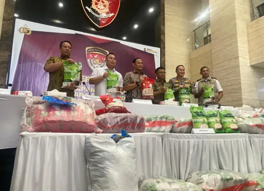 Satgas Pangan Polri menggelar konferensi pers kasus beras yang tidak sesuai standar mutu pada klaim kemasan atau oplosan di Gedung Bareskrim Polri, Jakarta, Kamis, 1 Agustus 2025. (Sumber: Poskota/Ali Mansur)