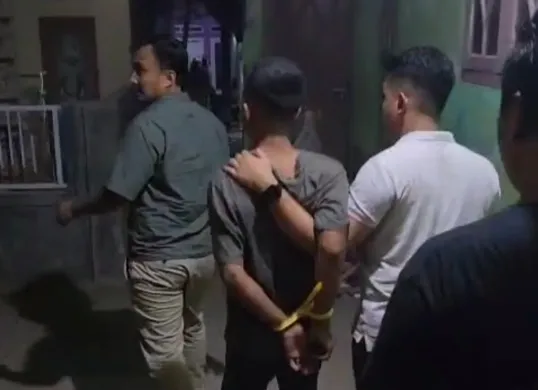 Salah satu tersangka curat ketika diminta untuk menunjukan lokasi barang hasil curian. (Sumber: Polres Serang)
