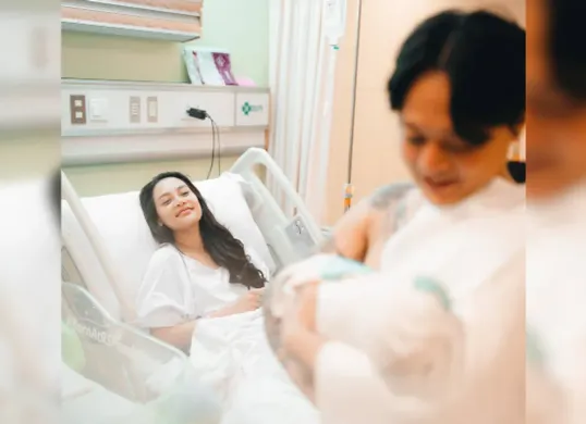 Erika Carlina melahirkan anak laki-laki bernama Andrew Raxy Neil. Simak update kondisi pasca persalinan dan mengapa ia batasi tamu yang menjenguk. (Sumber: Instagram/@bravyson.vconk)