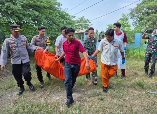 Petugas tengah mengevakuasi jenazah pelajar Madrasah Aliyah yang ditemukan di sungai irigasi Desa Sentul, Kabupaten Serang, Banten. (Sumber: Polsek Kragilan)
