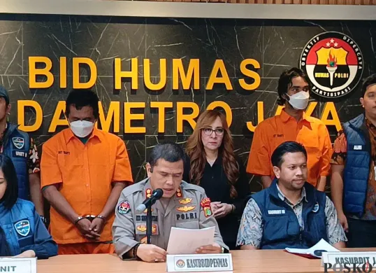Direktorat Reserse Siber Polda Metro Jaya menangkap pembajak hak siar Nex Parabol yang dimiliki PT Mediatama Televisi di Mapolda Metro Jaya, Jakarta Selatan, Jumat, 1 Agustus 2025. (Sumber: Poskota/Ali Mansur)