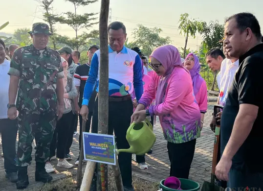 Kegiatan penanaman pohon dilakukan di Waduk Jakarta Garden City (JGC) Side C, Cakung Timur, Jakarta Timur, pada Jumat, 1 Agustus 2025. (Sumber: Poskota/M. Tegar Jihad)