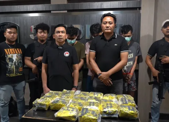 Direktorat Reserse Narkoba Polda Metro Jaya membongkar jaringan peredaran narkotika internasional asal China dengan barang bukti sabu seberat total 35 kg. (Sumber: Dok. Polda Metro Jaya)