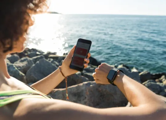 Smartwatch murah 2025 dengan baterai awet 30 hari, sensor kesehatan akurat, dan desain stylish. (Sumber: Freepik/drobotdean)