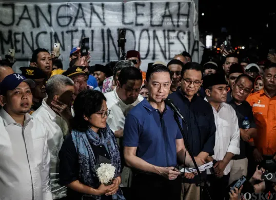 Tom Lembong didampingi istrinya Franciska Wihardja dan mantan Gubernur DKI Jakarta Anies Baswedan memberikan pernyataan saat keluar dari Rutan Cipinang, Jakarta, Jumat, 1 Agustus 2025. (Sumber: Poskota/Bilal Nugraha Ginanjar)