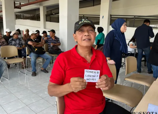 Seorang warga eks kampung bayam memperlihatkan lokasi unit tempat tinggalnya di kampung susun bayam, Jumat, 1 Agustus 2025. (Sumber: Poskota/M. Tegar Jihad)