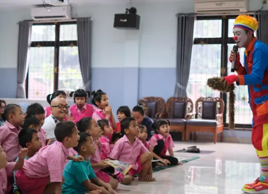 Anak-anak PSAA Balita Tunas Bangsa menyaksikan hiburan badut yang dibawa oleh PLN UP3 Ciracas dalam kegiatan memperingati Hari Anak Nasional (Sumber: Dok. PLN UID Jakarta Raya)