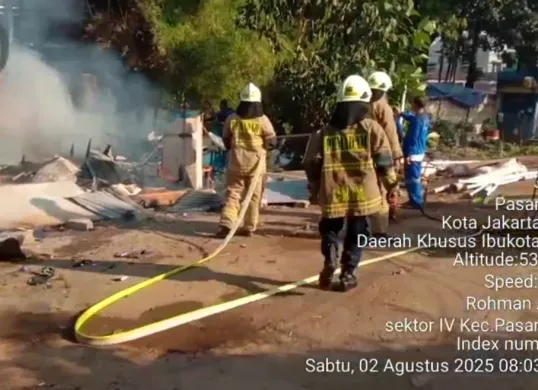 Petugas damkar saat berusaha memadamkan api yang membakar bangunan bedeng di kawasan Gudang Dinas SDA DKI Jakarta pada Sabtu, 2 Agustus 2025. (Sumber: Dok Gulkarmat Jakarta Selatan)
