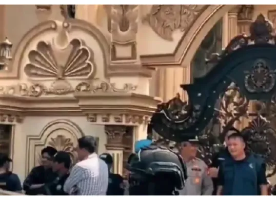 Rumah mewah bergaya megah di Desa Tulung Selapan Ilir, Kecamatan Tulung Selapan, Kabupaten Ogan Komering Ilir (OKI), Sumatera Selatan. (Sumber: X/@NpcZer00)
