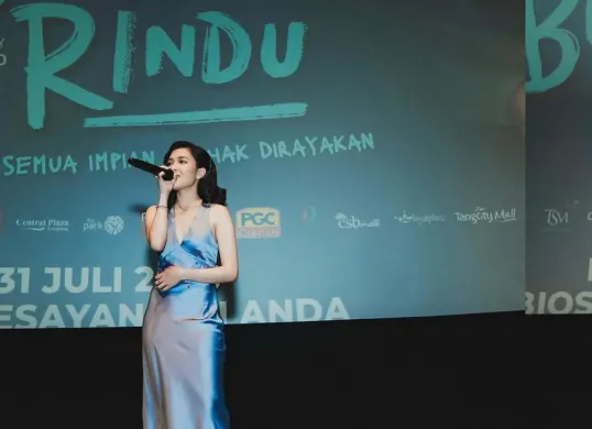 Lirik lagu Seiring yang dibawakan oleh Jasmine Nadya. (Sumber: Instagram/@jasminendya)