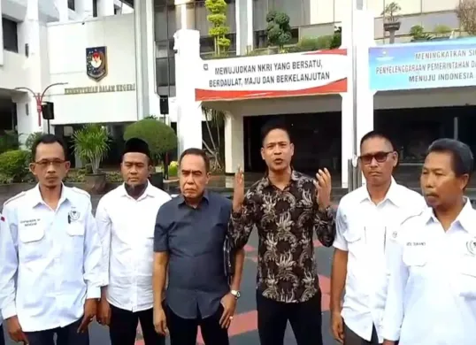 Sejumlah mantan Kades di Pandeglang berfoto bersama di depan Kantor Mendagri. (Sumber: Istimewa)