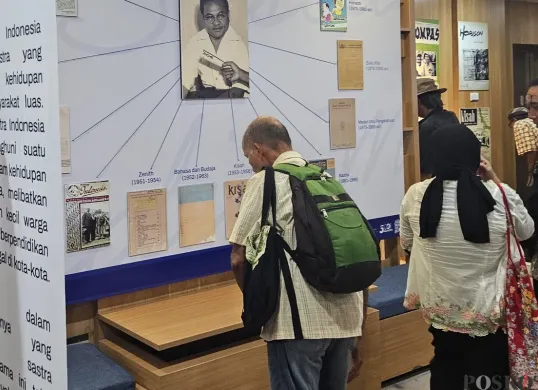 Pengunjung memperhatikan dokumentasi karya sastra yang pernah dimuat di berbagai media massa pada Pameran “Ruang Sastra Bicara” di Pusat Dokumen Sastra H.B. Jassin, Taman Ismail Marzuki, Jakarta. (Sumber: Poskota/Pandi Ramedhan)