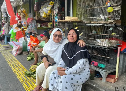Yuli dan Purwanti di depan lapak dagangannya di Pasar Barito, Kebayoran Baru, Jakarta Selatan, Sabtu, 2 Agustus 2025. (Sumber: POSKOTA | Foto: M Tegar Jihad)