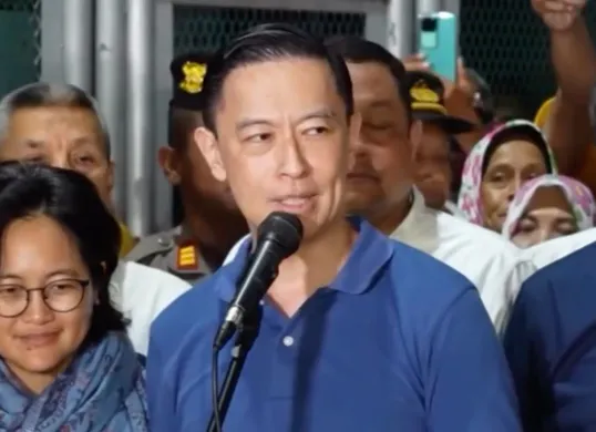 Potret Tom Lembong usai dibebaskan setelah menerima abolisi dari Presiden Prabowo Subianto. (Sumber: Instagram/@aniesbaswedan)