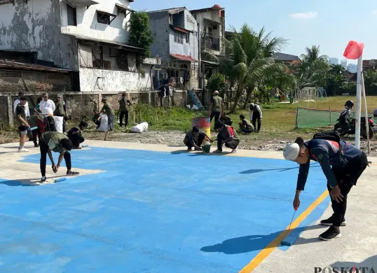 Warga binaan Bapas Jakarta Barat saat mengikuti kegiatan bersih-bersih lapangan di Palmerah. (Sumber: Poskota/Pandi Ramedhan)