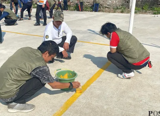 Warga binaan Balai Pemasyarakatan Kelas I Jakarta Barat saat mengikuti kegiatan bersih-bersih lapangan di Palmerah, Jumat, 1 Agustus 2025. (Sumber: POSKOTA | Foto: Pandi Ramedhan)