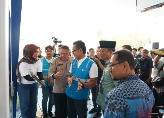 GM PLN UID Jakarta Raya, Moch. Andy Adchaminoerdin, Gsedang mendemonstrasikan penggunaan aplikasi PLN Mobile untuk pengisian daya kendaraan listrik kepada Forkopimda Jakarta Timur. (Sumber: Dok. PLN UID Jakarta Raya)