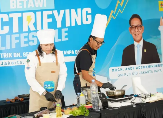 GM PLN UID Jakarta Raya, Moch. Andy Adchaminoerdin bersama (kiri) Chef Muto sedang mendemonstrasikan teknik memasak menggunakan kompor listrik dalam kegiatan 'Betawi Electrifying Lifestyle' di Jakarta, kemarin. (Sumber: Dok. PLN UID Jakarta Raya)