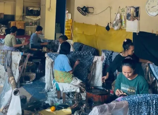 Suasana pengrajin batik Ivanda Cirebon, Jawa Barat, kegiatan edukatif bertema Dana Pensiun Lembaga Keuangan (DPLK) bjb siap, yang digelar pada awal Juli 2025. (Sumber: Dok. bank bjb)